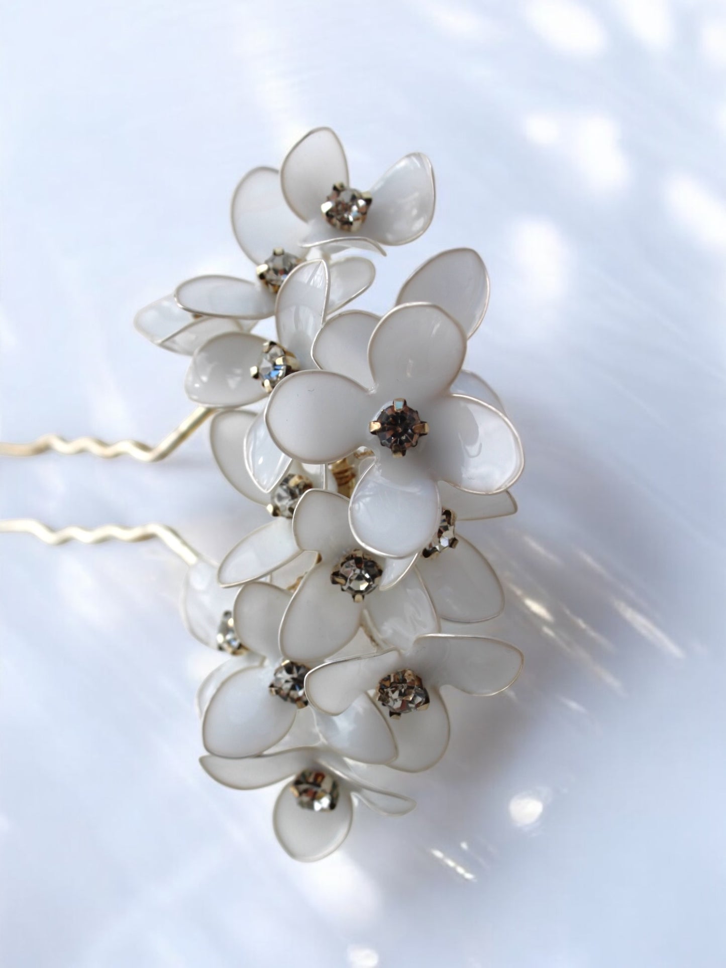 Tocado floral en resina y cristal
